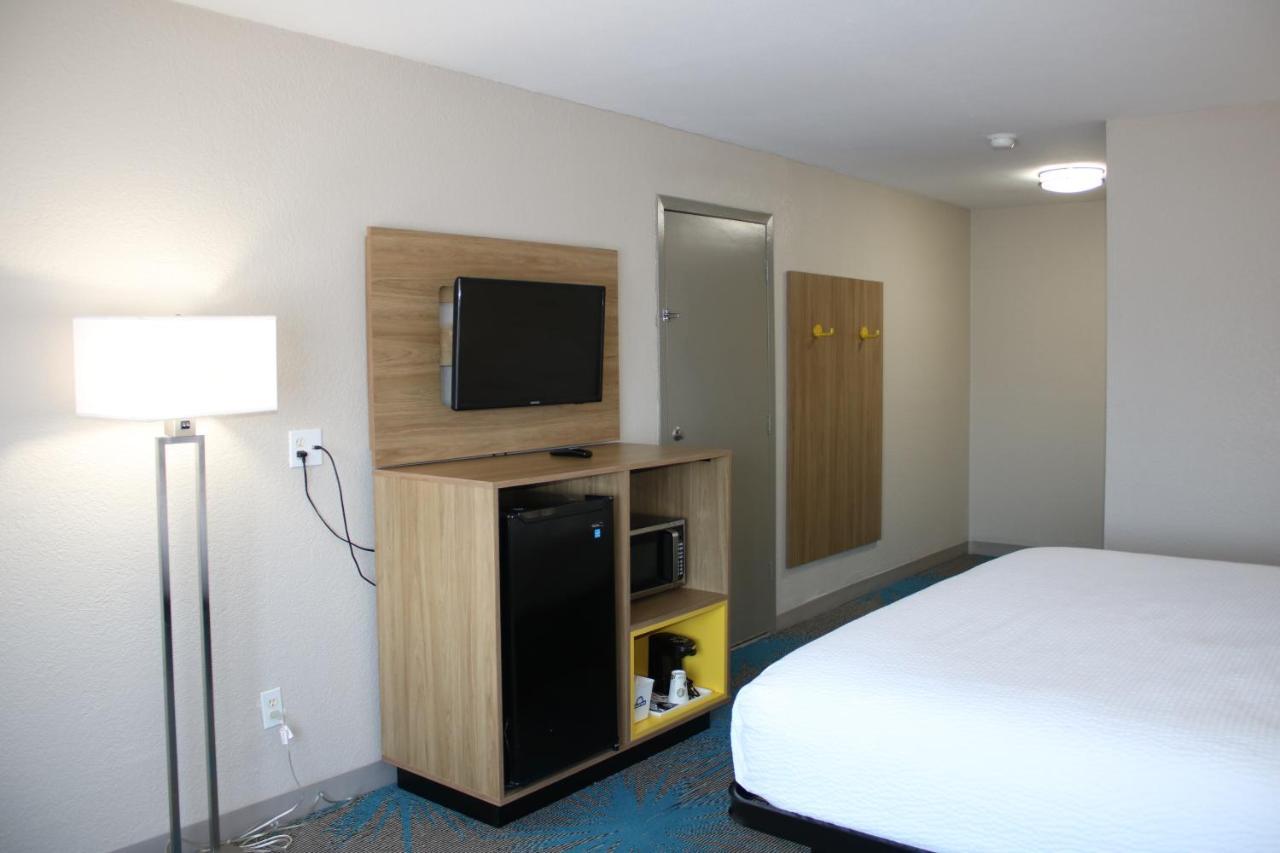 Days Inn By Wyndham Waco University Area ภายนอก รูปภาพ