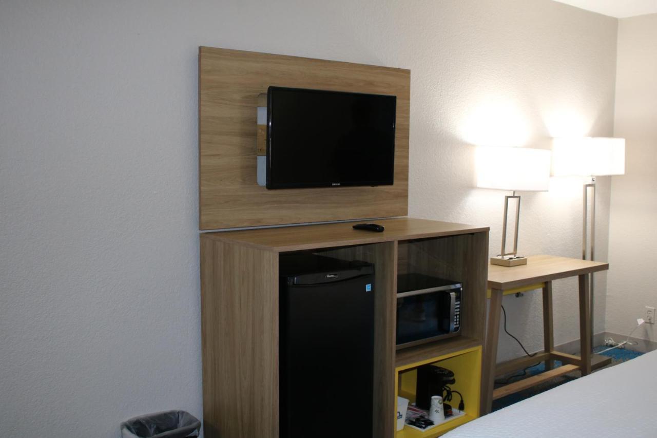 Days Inn By Wyndham Waco University Area ภายนอก รูปภาพ