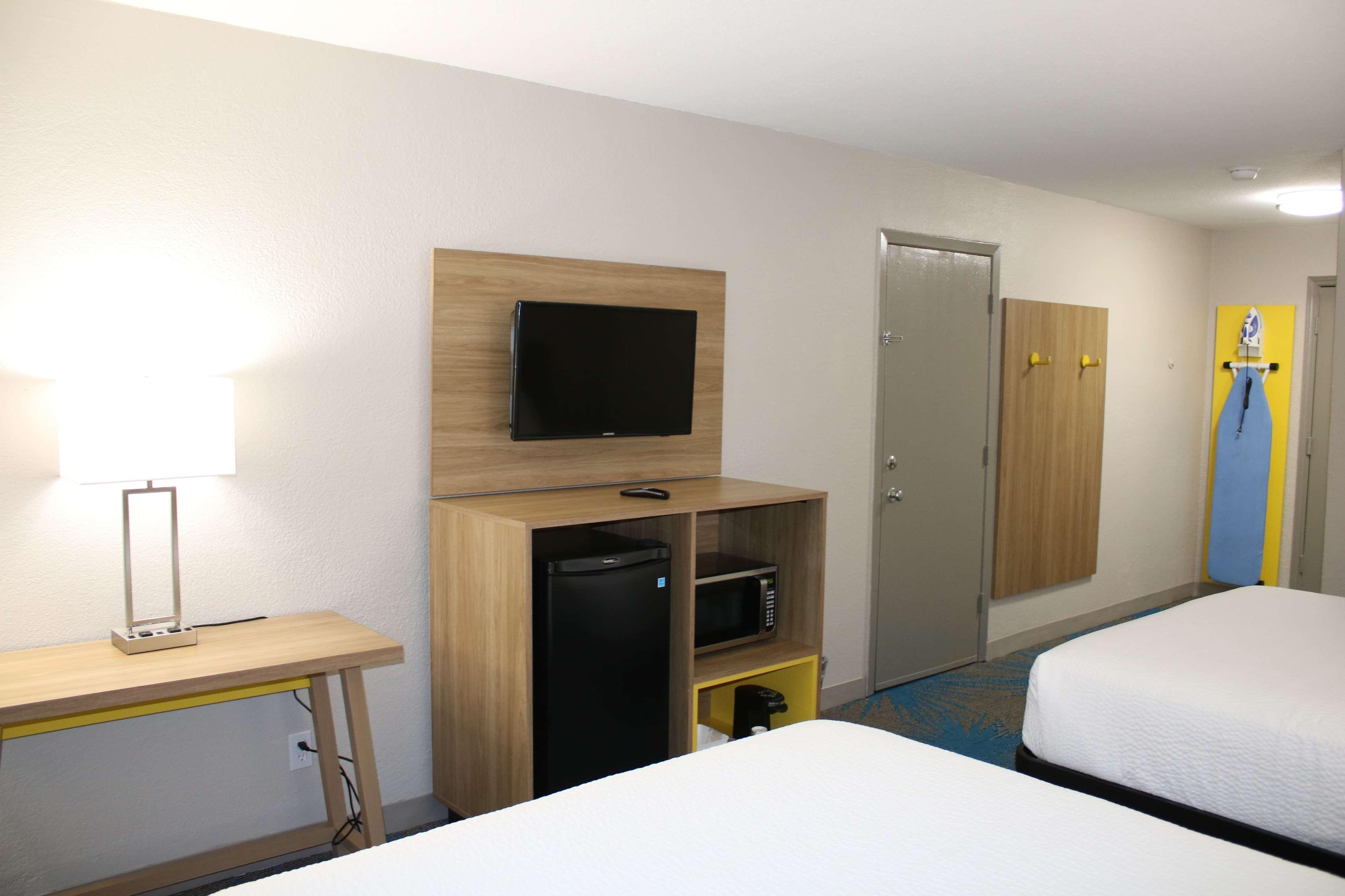 Days Inn By Wyndham Waco University Area ภายนอก รูปภาพ