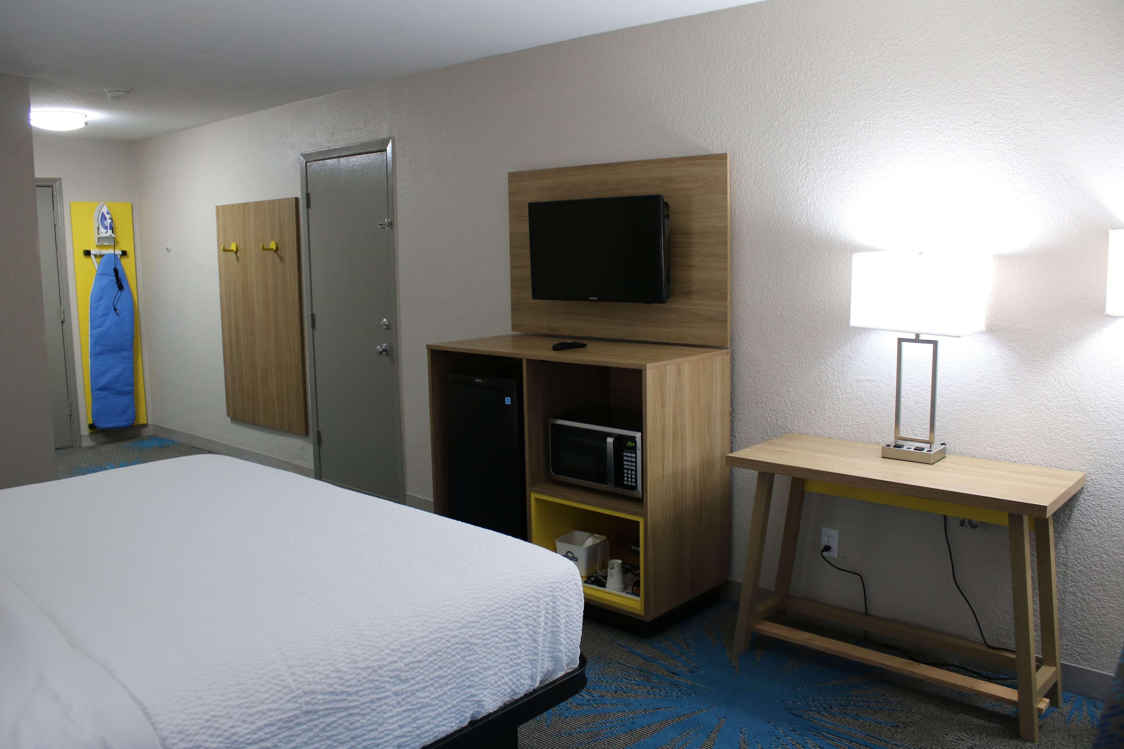 Days Inn By Wyndham Waco University Area ภายนอก รูปภาพ
