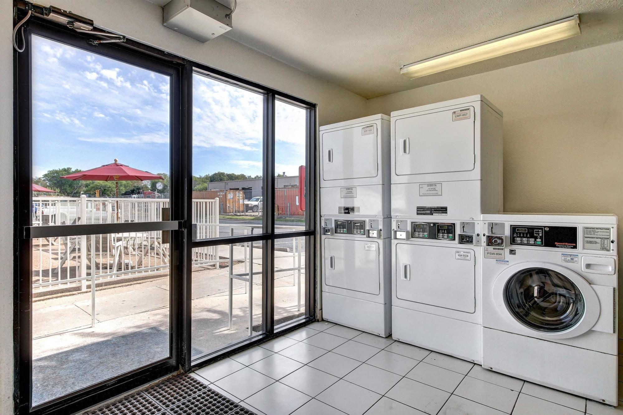 Days Inn By Wyndham Waco University Area ภายนอก รูปภาพ