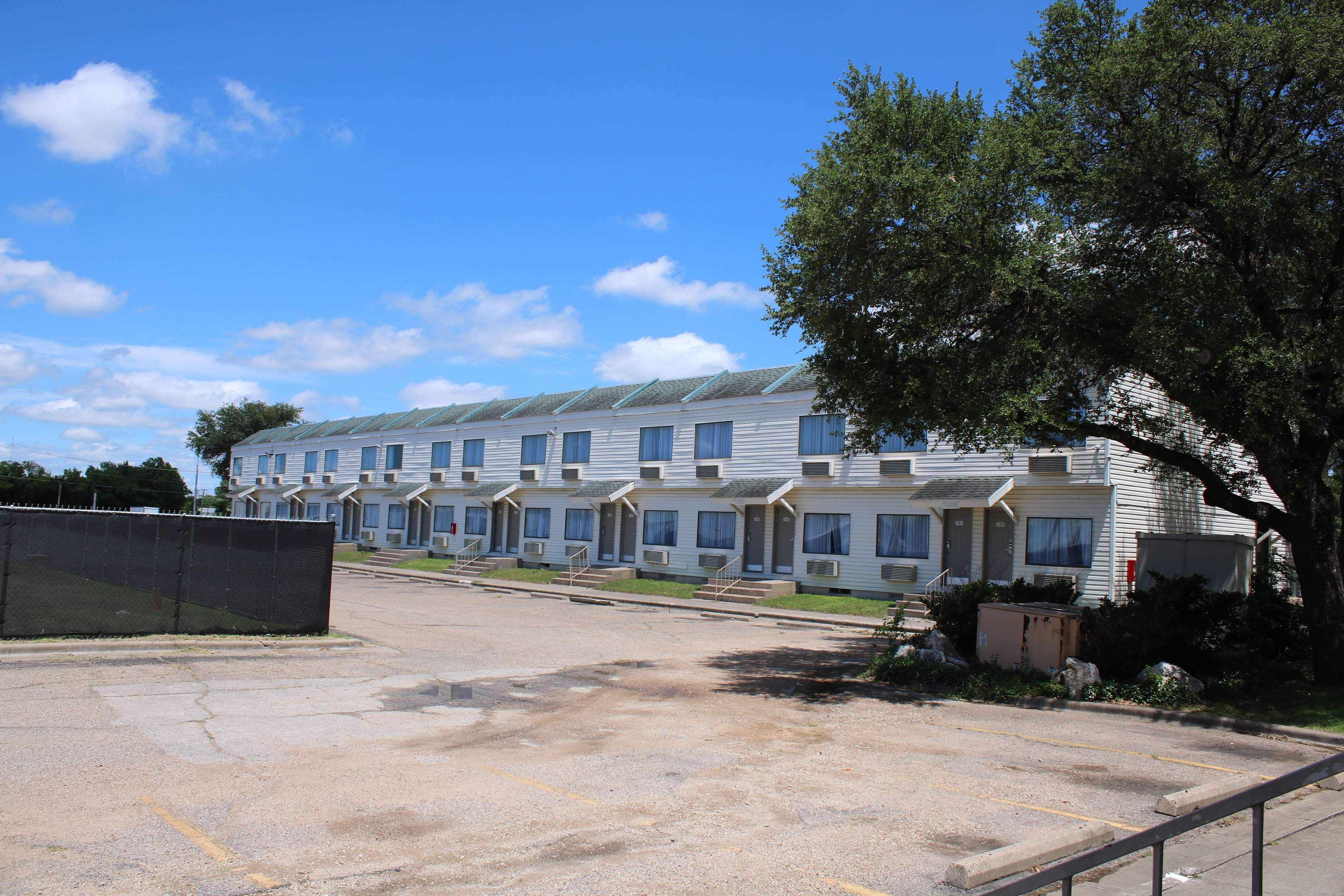 Days Inn By Wyndham Waco University Area ภายนอก รูปภาพ