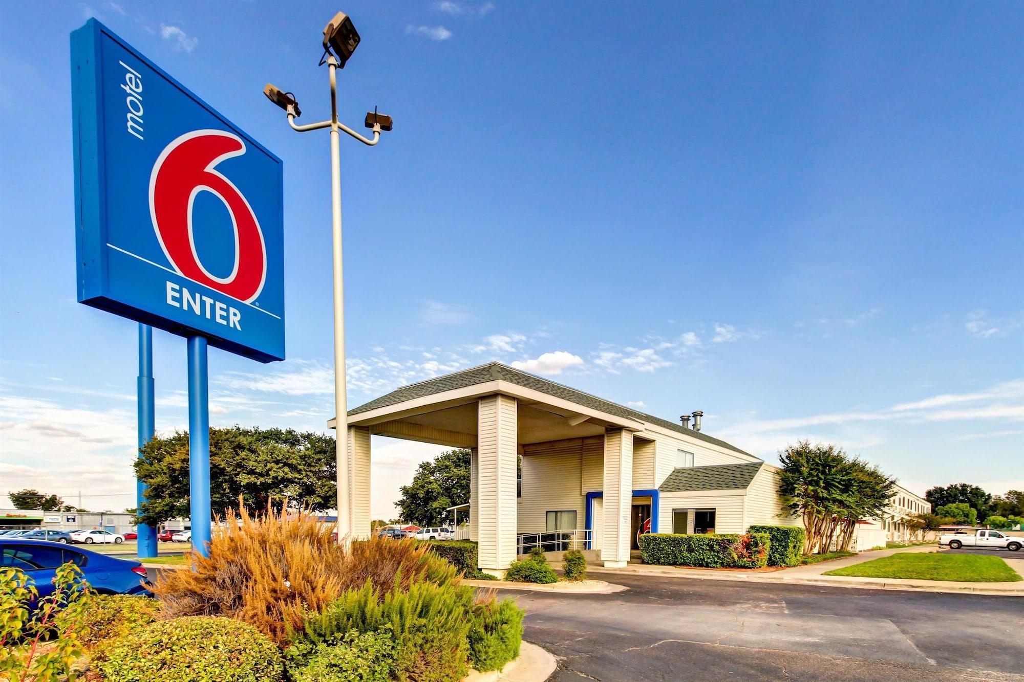 Days Inn By Wyndham Waco University Area ภายนอก รูปภาพ