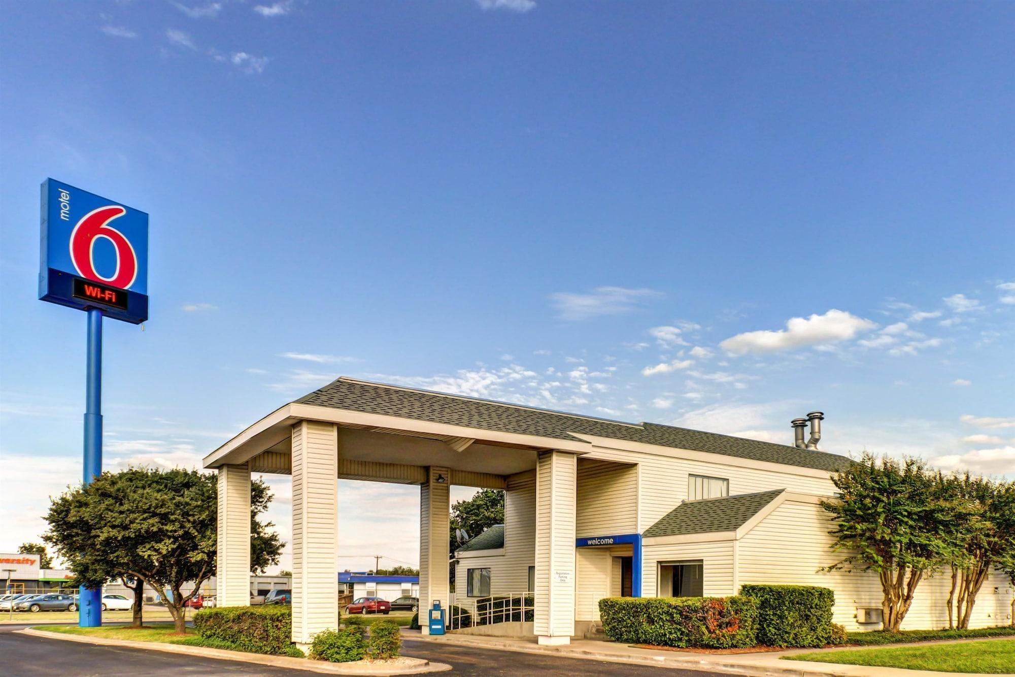 Days Inn By Wyndham Waco University Area ภายนอก รูปภาพ