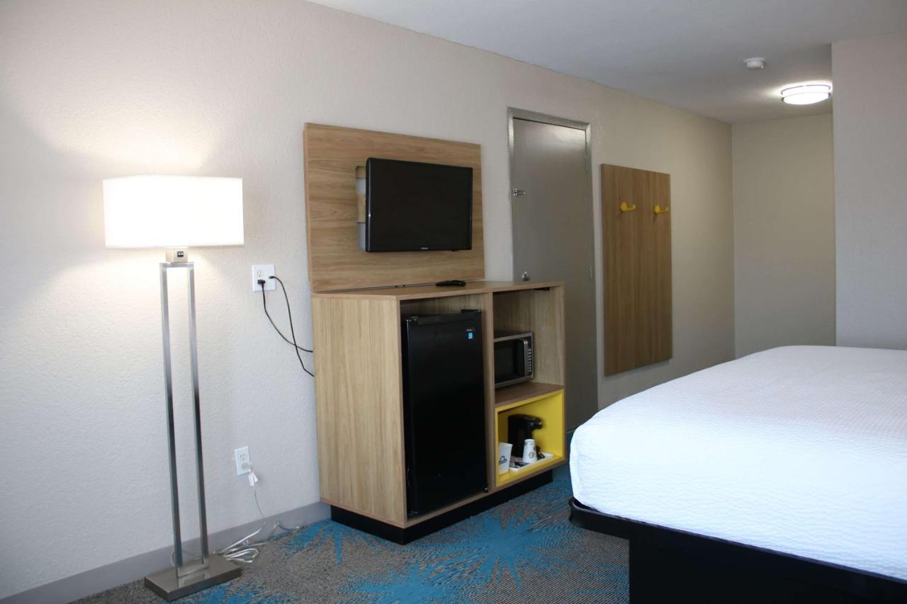 Days Inn By Wyndham Waco University Area ภายนอก รูปภาพ